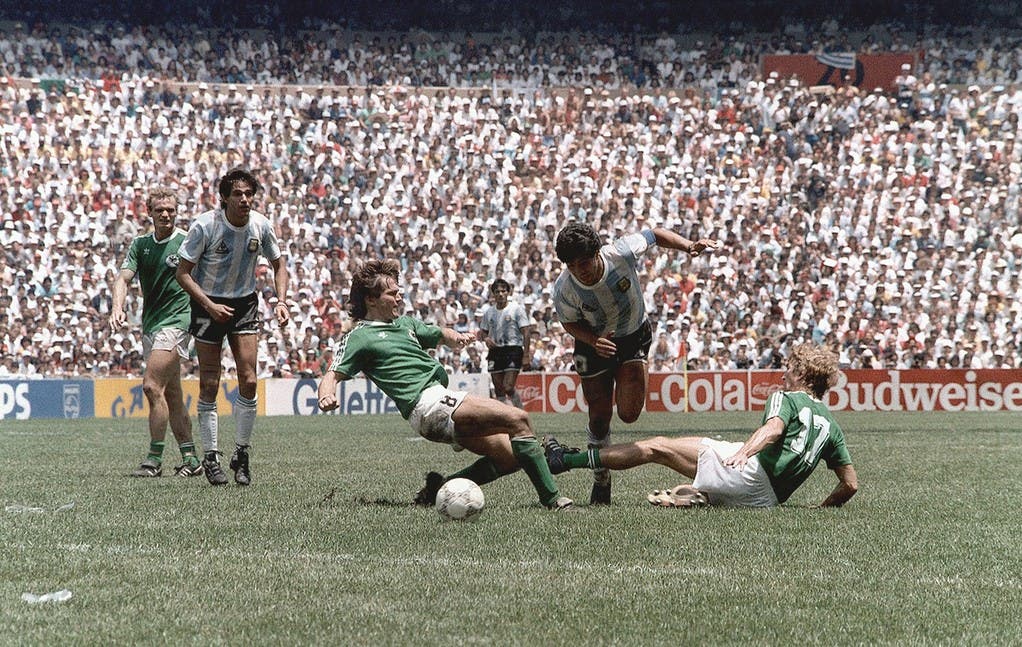 29. Juni 1986, in Mexico-City (Mexiko), Final. Argentinien - Deutschland 3:2. Maradona setzt sich grossartig gegen die Deutschen durch