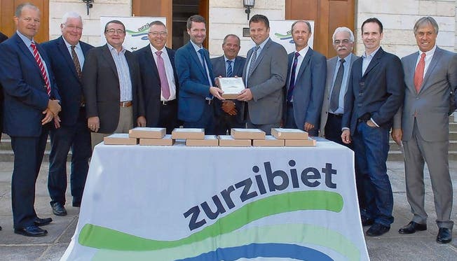 Sinnbildlich: Nur Männer vertraten den Bezirk in Aarau, um mit einer Petition eine bessere Verkehrsanbindung des Zurzibiets zu fordern. ZA