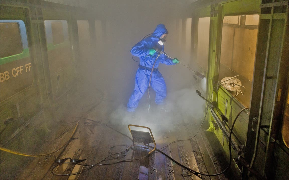 Asbestsanierung bei SBB-Waggons in Stein