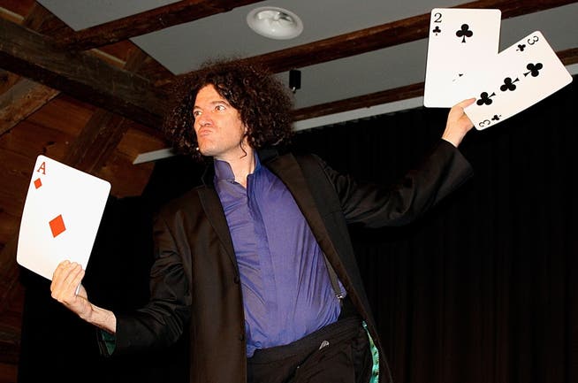 Alex Porter erklärt dem Publikum einen berühmten Kartentrick.