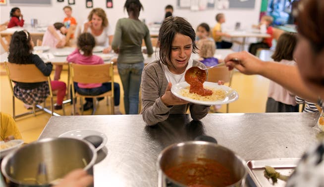 Kinder und Betreuerinnen essen im Kinderhort. Kinder-Fremdbetreuung soll für Kantonsangestellte gefördert werden. Keystone