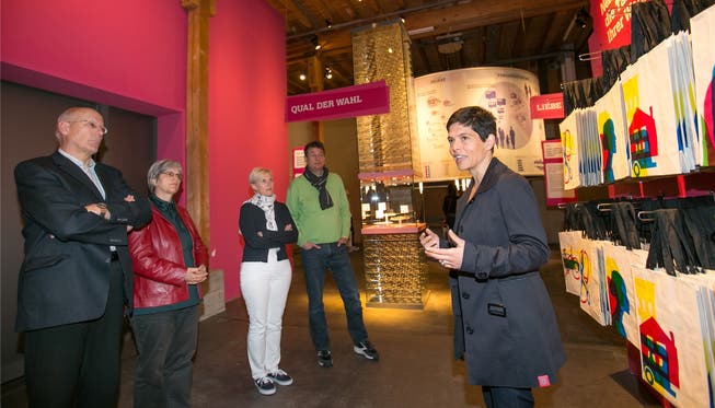 Beliebte Ausstellung: Stapferhaus-Leiterin Sibylle Lichtensteiger führte gestern Sonntag eine Gruppe durch die Hallen von «Entscheiden».