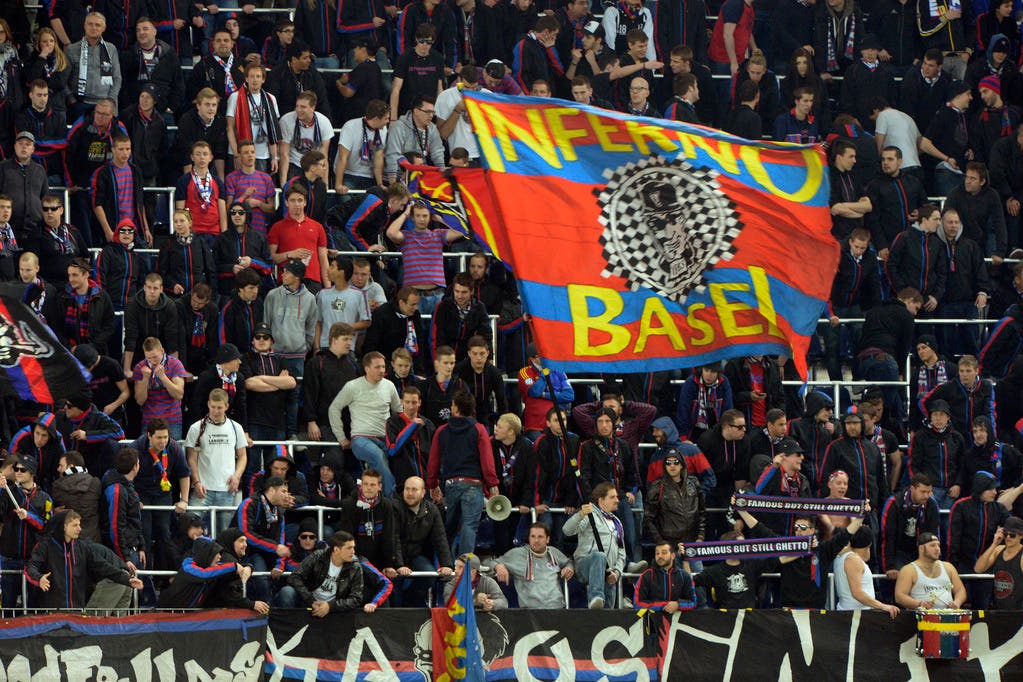 Die «Fans» des FC Basel werfen Gegenstände auf das Spielfeld und provozieren so einen Spielunterbruch
