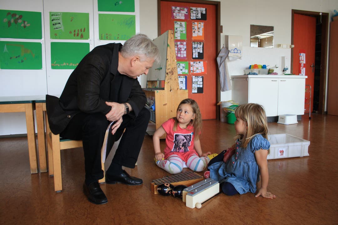 Christian Aeberli unterhält sich mit zwei Kindergarten-Kinder