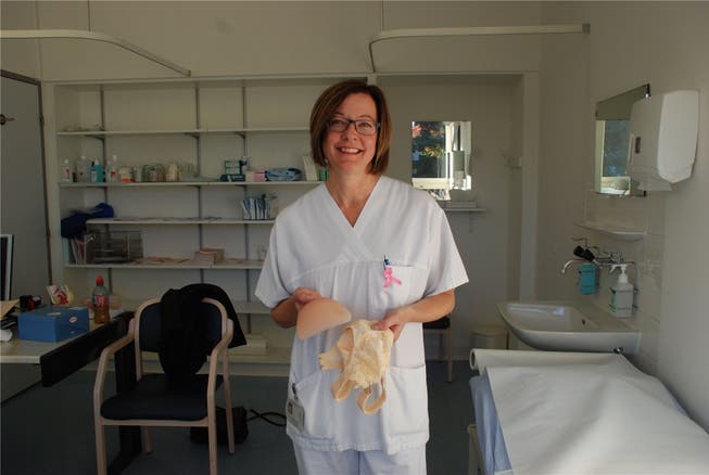 Katharine Röthlisberger begleitet im Spital Limmattal Brustkrebs-Patientinnen. Sie berät Frauen unter anderem im Ungang mit Prothesen.
