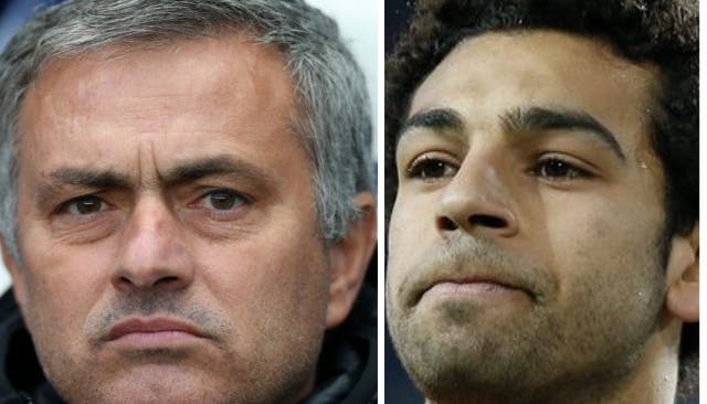 Chelsea-Trainer José Mourinho mit seinem neuen Stürmer Mohamed Salah.