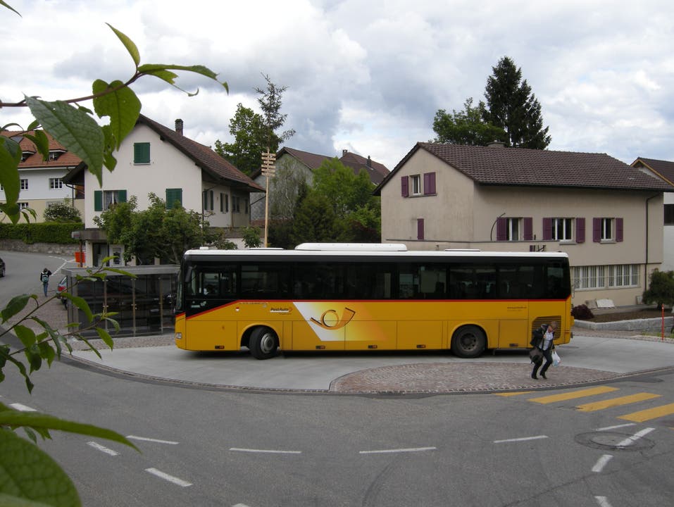 Zwischenhalt bei der neugestalteten Bushaltestelle im Dorfzentrum von Günsberg