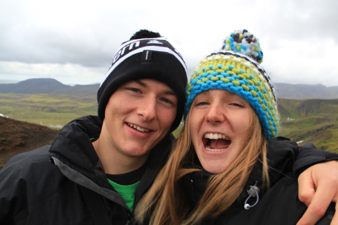Seraina und Michael: «Im Land von Feuer Eis und Schnee, sodass sogar im Sommer eine Mütze getragen werden muss», Island im Þingvellir Nationalpark.