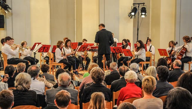 Knapp 20 junge Musikerinnen und Musiker und ihr Dirigent Karl Herzog begeisterten am Sonntagabend das Publikum im Murianer Festsaal. Toni Widmer