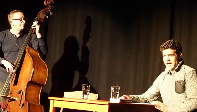 Der Autor Rhaban Straumann wird während seiner Lesung von Philipp Calizia auf dem Kontrabass begleitet.