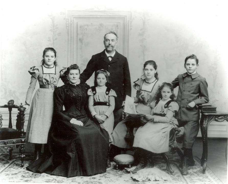 Familienfoto der Familie Duttweiler. Gottlieb (rechts) hatte drei Schwestern. Sein Vater, der beim Lebensmittelverein Zürich gearbeitet hatte, verstarb bereits 1906.
