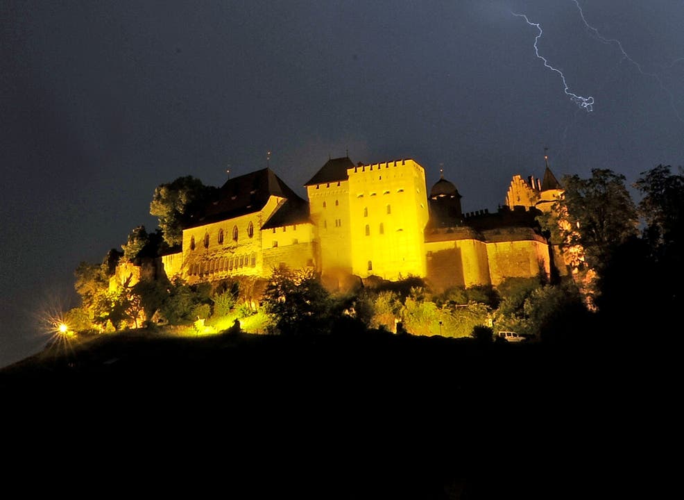 Schloss Lenzburg: Beleuchtung von 19 bis 0.30 Uhr, 1950 Stunden jährlich, 19 500 Kilowattstunden Verbrauch pro Jahr.