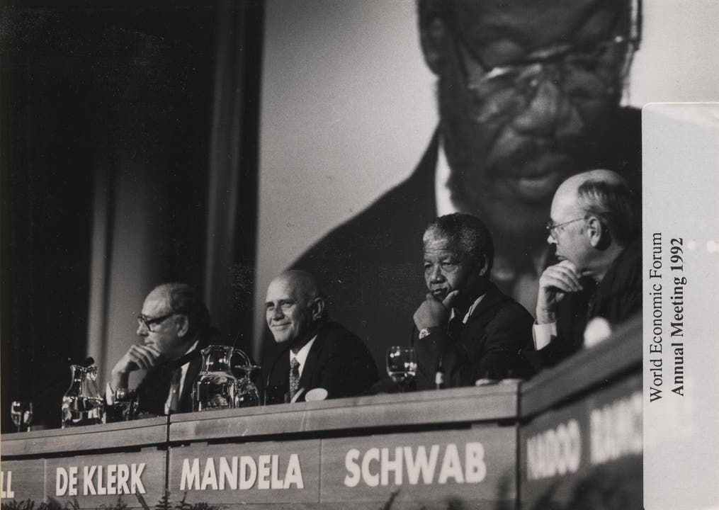 Klaus Schwab (rechts), Nelson Mandela (mitte) und Frederik de Klerk (links) am WEF