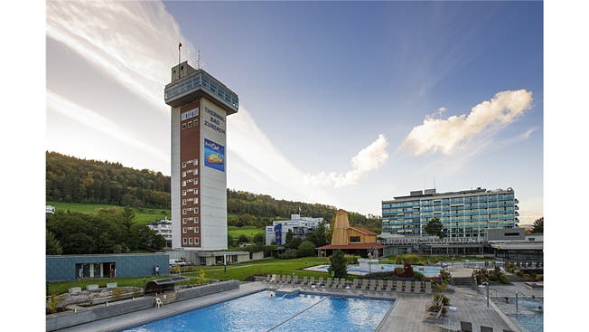 Ausbau für 11 Millionen Franken: Das Thermalbad Zurzach bietet den Gästen seit Oktober 2013 eine dreistöckige Sauna (Holzgebäude in der Bildmitte) sowie einen Naturschwimmteich und ein Solebad an.