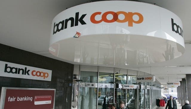 Logo am Eingang der Bank Coop in Basel am Aeschenplatz (Archiv)