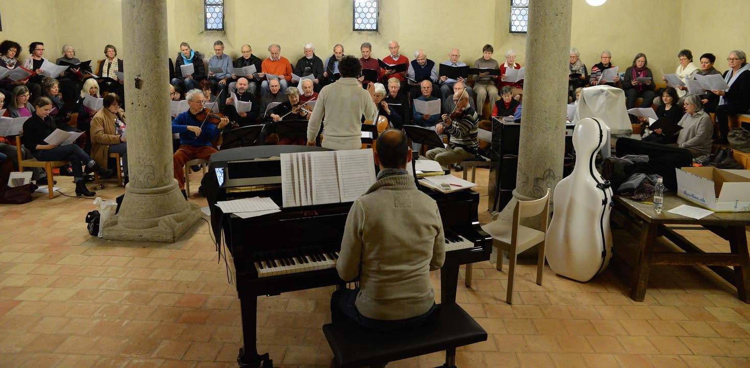 Der Wettigner Singkreis probt im Kapitelsaal des Kloster Wettingens für das kommende Adventskonzert