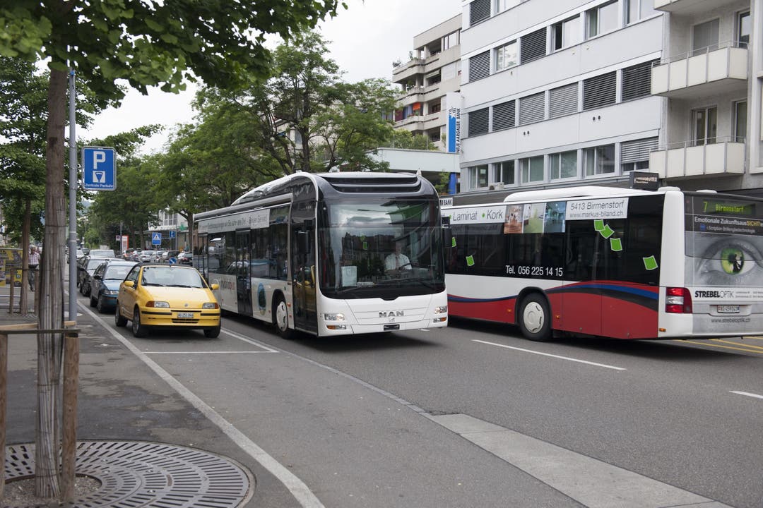 Busverkehr auf der Landstrasse in Wettingen