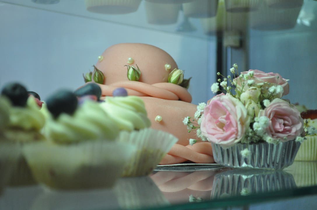 Linda Gutknecht verkauft Cupcakes in stilvoller Umgebung