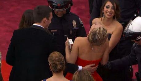 Jennifer Lawrence fällt hin. Hat sie es absichtlich gemacht?