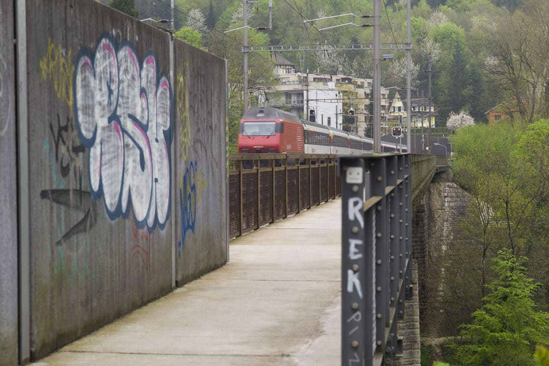 Die Eisenbahnbrücke ist Teil der SBB Linie von Brugg nach Zürich