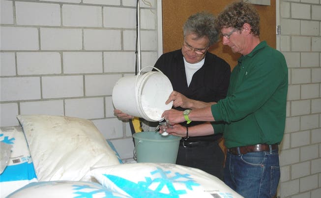 Einwohnerratspräsident Jürg Baur (rechts) lässt seinen Salzstreuer von Werkdienstleiter Roger Brogli im Lagerraum auffüllen.MHU
