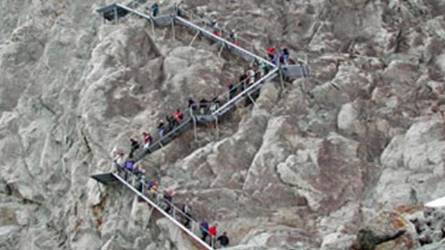 Stau auf fast 3000 Meter über Meer: Die Konkordiahütte ist nur über eine 150 Meter hohe Treppe erreichbar.