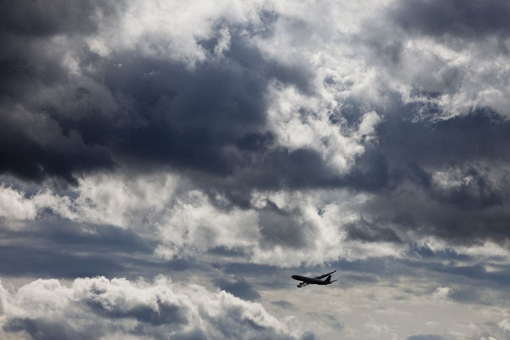 Flugzeug startet vom Zürcher Flughafen in die Wolken