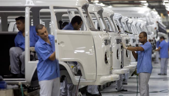 Nicht nur Nostalgikern fällt der Abschied schwer: Mitarbeiter fertigen am 9. Dezember im VW-Werk in São Bernardo do Campo einen der letzten VW Bulli.Andre Penner/AP/Keystone
