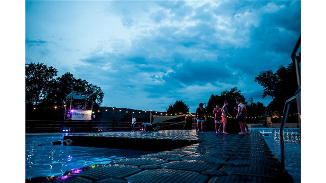 Herzstück der Party: der schwimmende Dancefloor im 50-Meter-Becken. Philippe Neidhart