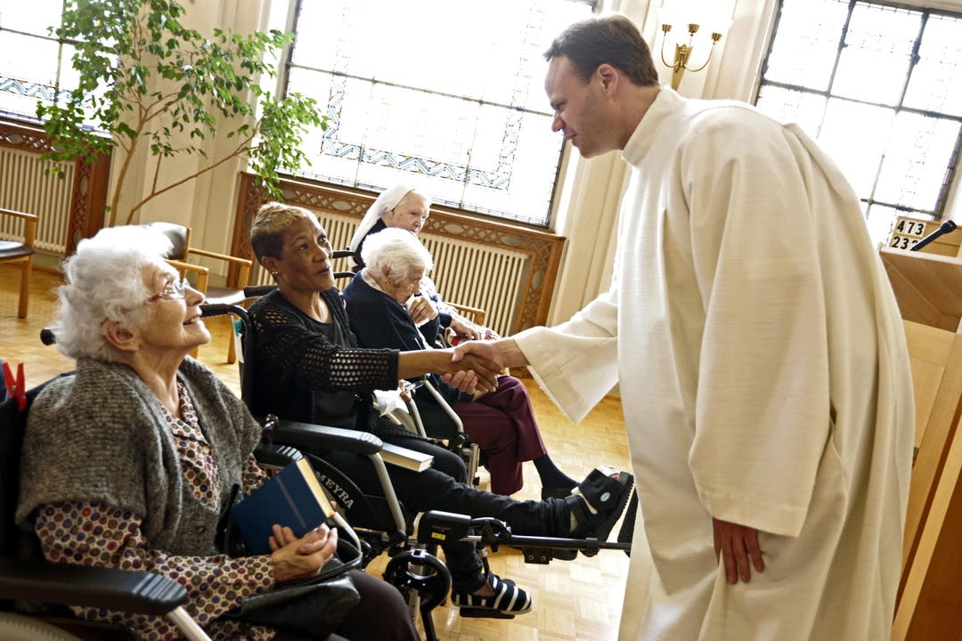 Pfarrer Markus Kissner begrüsst Patienten