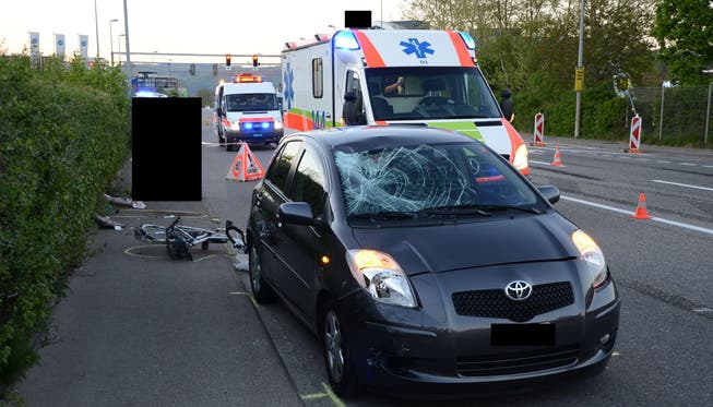 Eine Velofahrerin ist am Mittwochabend in Füllinsdorf auf der Rheinstrasse bei der Kollision mit einem Auto schwer verletzt worden.