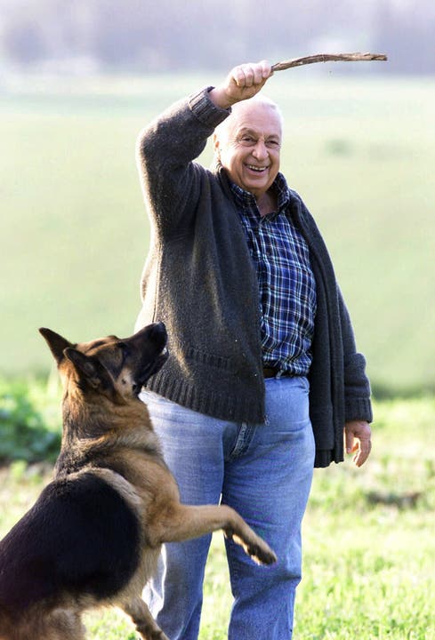 Sharon mit seinem Hund Schwartz auf seiner Farm im südlichen Israel (Aufnahme von 2001).
