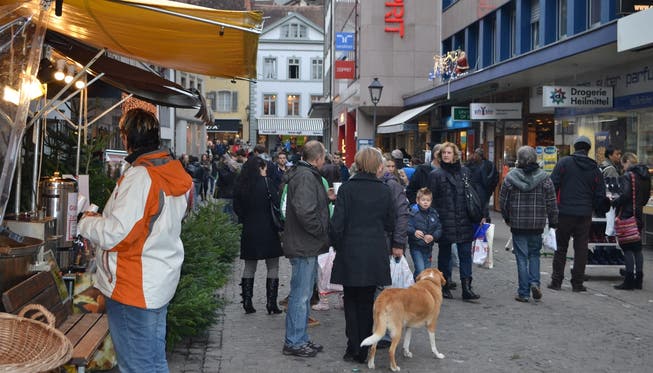 Sonntagsverkauf in Aarau: Auf der Suche nach dem passenden Weihnachtsgeschenk.