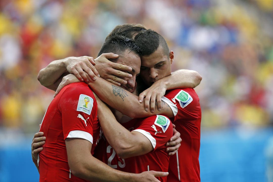 Die Schweizer jubeln über den 2:0-Treffer von Shaqiri