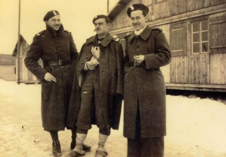 Drei polnische Internierte vor einer Baracke im Schnee, links Korporal, Mitte Chefkorporal (Plutonowy) (1940)
