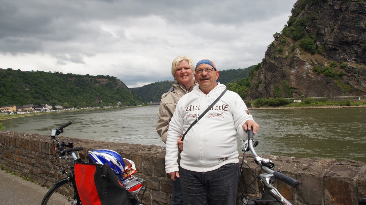 Susanne und Marco Nyffeler aus Gipf-Oberfrick sind per Rad in der Region Mittelrhein unterwegs - hier stehen sie vor dem berühmten Loreley-Felsen.