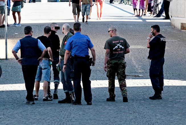 Polizisten mit den fünf an der Schlägerei beteiligten Rechtsradikaler vor der Kreuzackerbrücke. Erst nachdem dieses Bild entstanden ist, kam es zur Auseinandersetzung.