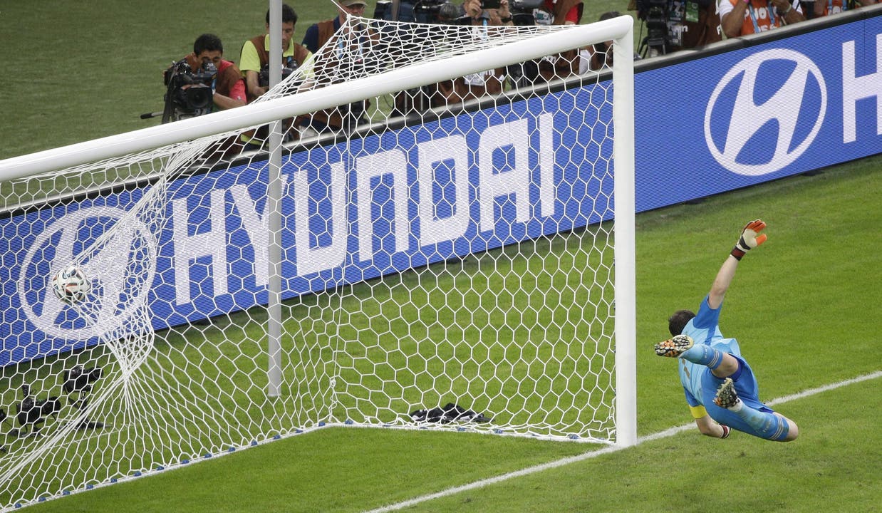 Eine mangelhafte Abwehr des Spanien-Goalie Iker Casillas ging dem 2:0 für Chile voraus.