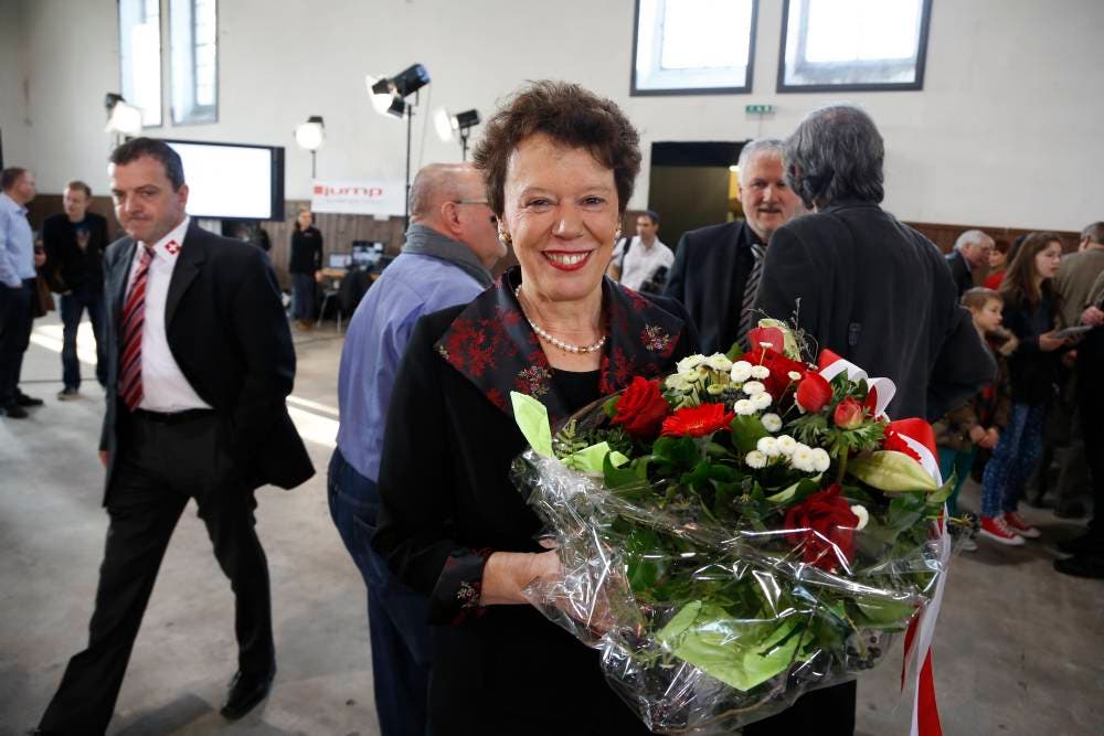 Esther Gassler mit Blumenstrauss