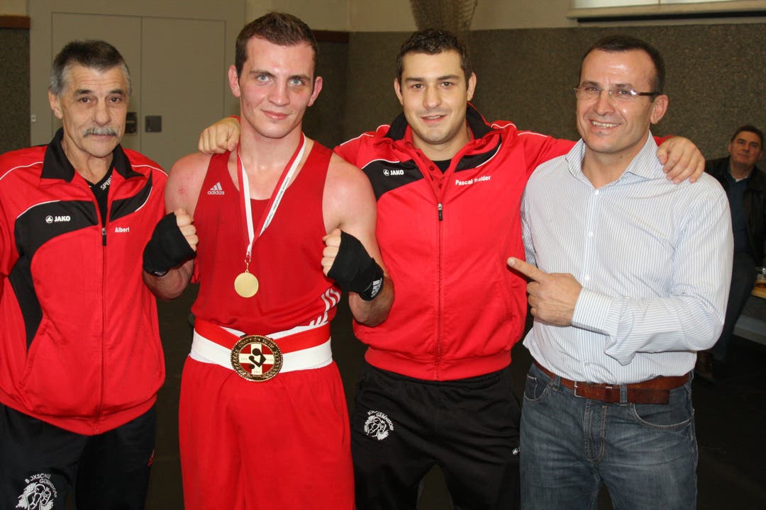 Egzon Maliqaj mit seinem stolzen Vater (rechts im Bild) und dem Trainer-Duo Albert Brönnimann (links) und Pascal «Chagaev» Stalder.