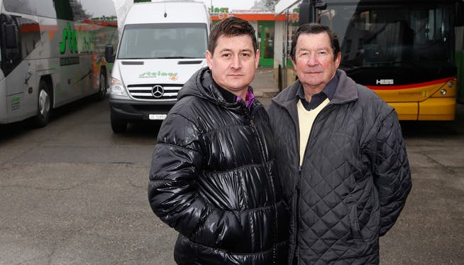 Geschäftsführer Philipp Steiner (l.) will das von seinem Vater Martin Steiner gegründete Busunternehmen in Messen auch mit weniger Postautolinien erfolgreich weiterführen.Hanspeter Bärtschi
