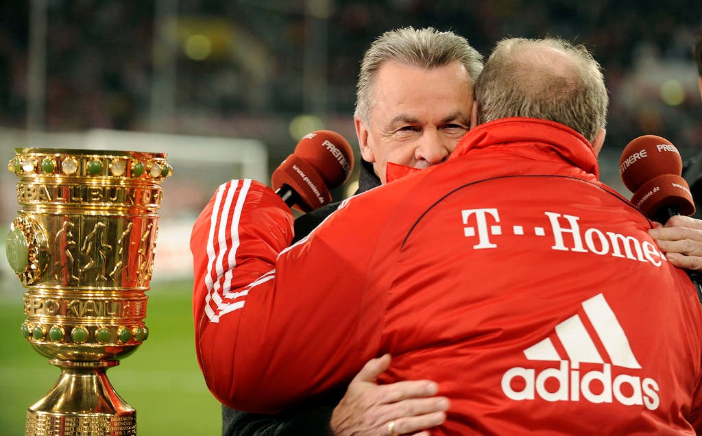 Dreifacher DFB-Pokalsieger In seiner Zeit in München (1998-2004 und 2007-2008) holte Hitzfeld drei Mal den DFB-Pokal: 2000, 2003 und 2008. In all diesen Jahren gelang ihm dank dem zusätzlichen Meistertitel das Double.