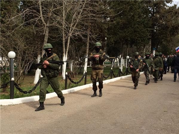 Die Russische Armee kam, um den Demonstranten zu helfen beim ukrainischen Hauptquartier der Marine.