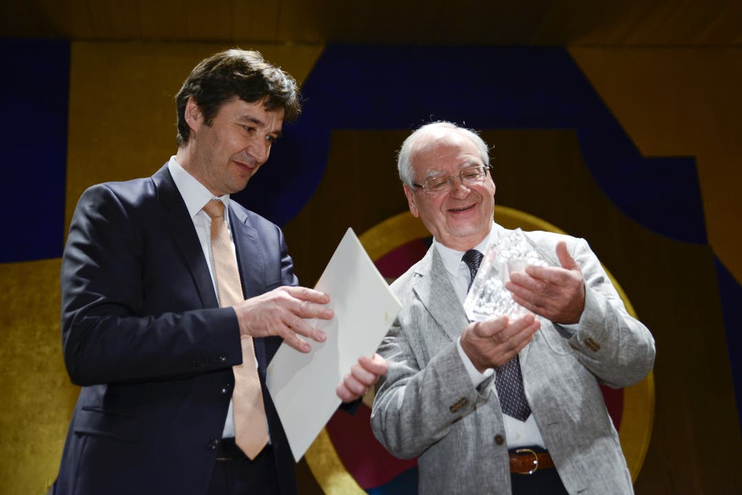 Stadtpräsident François Scheidegger, links, übergibt Ragni den Kulturpreis
