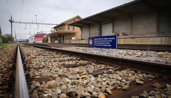 Der Güterschuppen (rechts) des Hunzenschwiler Bahnhofs soll noch im Oktober abgebrochen werden. Pascal Meier
