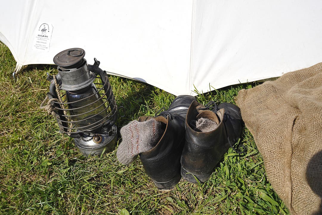 Vor dem Zelt: Lampe und Schuhe