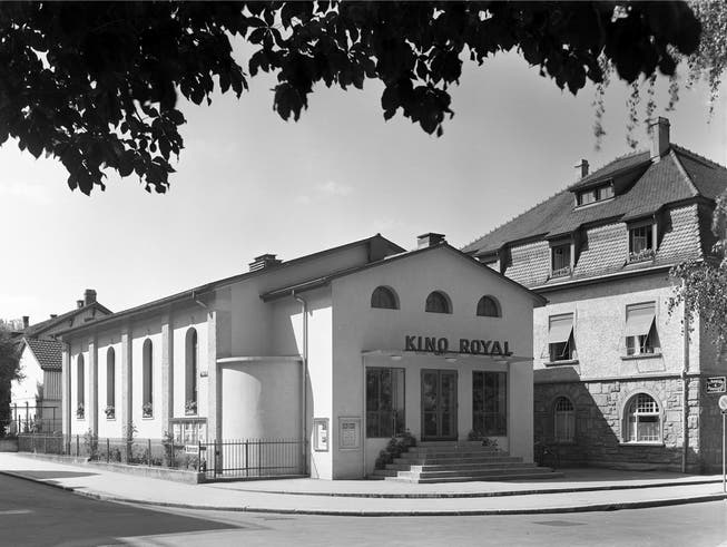 Fast wie heute: Das Kino Royal anno 1948 – damals gab es noch ein kleines Gärtchen (l.). Werner Nefflen