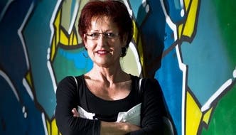 Monika Meier im Weissen Keller, vor einer Graffitiwand, die von Jugendlichen bemalt wurde. Annika Bütschi