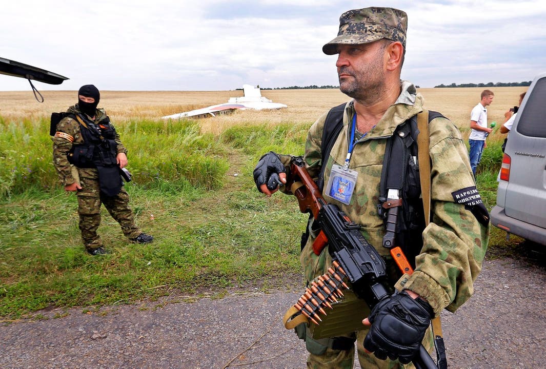 Ein bewaffneter Separatist bei der Absturzstelle der MH17