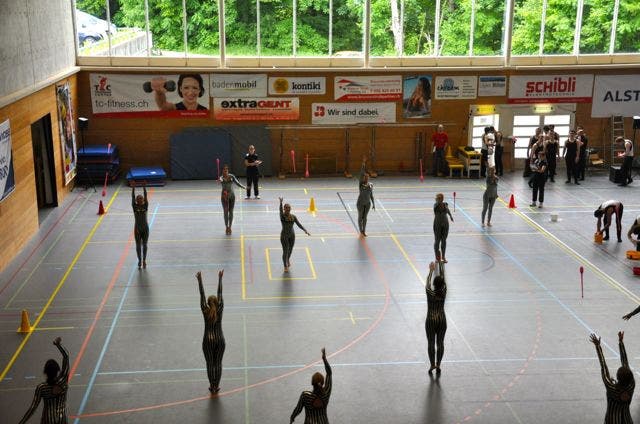 DTV Muhen - Vize-Kantonalmeister Gymnastik Bühne mit Handgerät Alle Keulen sind bei den Präzisen würfen in der Luft